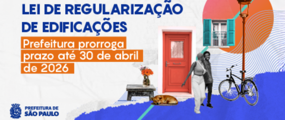 Imagem em formato de banner informativo da Prefeitura de São Paulo. No lado esquerdo, em fundo claro, há um texto grande em letras azuis e brancas que diz: “Lei de Regularização de Edificações”. Logo abaixo, dentro de um retângulo laranja, está escrito: “Prefeitura prorroga prazo até 30 de abril de 2026”. No canto inferior esquerdo aparece o brasão e o nome Prefeitura de São Paulo.  No lado direito da imagem, há uma composição ilustrada e fotográfica. Uma casa colorida ocupa o centro: a porta é vermelha, há uma janela com venezianas verdes e uma pequena escada. Em frente à casa, aparece um banco com um vaso de flores em cima. No chão, ao lado do banco, um cachorro está deitado.  À direita da casa, há um poste de luz antigo e uma bicicleta encostada. Duas pessoas caminham juntas em frente à casa, uma ligeiramente à frente da outra. O fundo mistura formas geométricas em tons de azul e laranja, criando um visual moderno e urbano.  Se quiser, posso adaptar a descrição para um formato ainda mais curto ou para audiodescrição profissional.