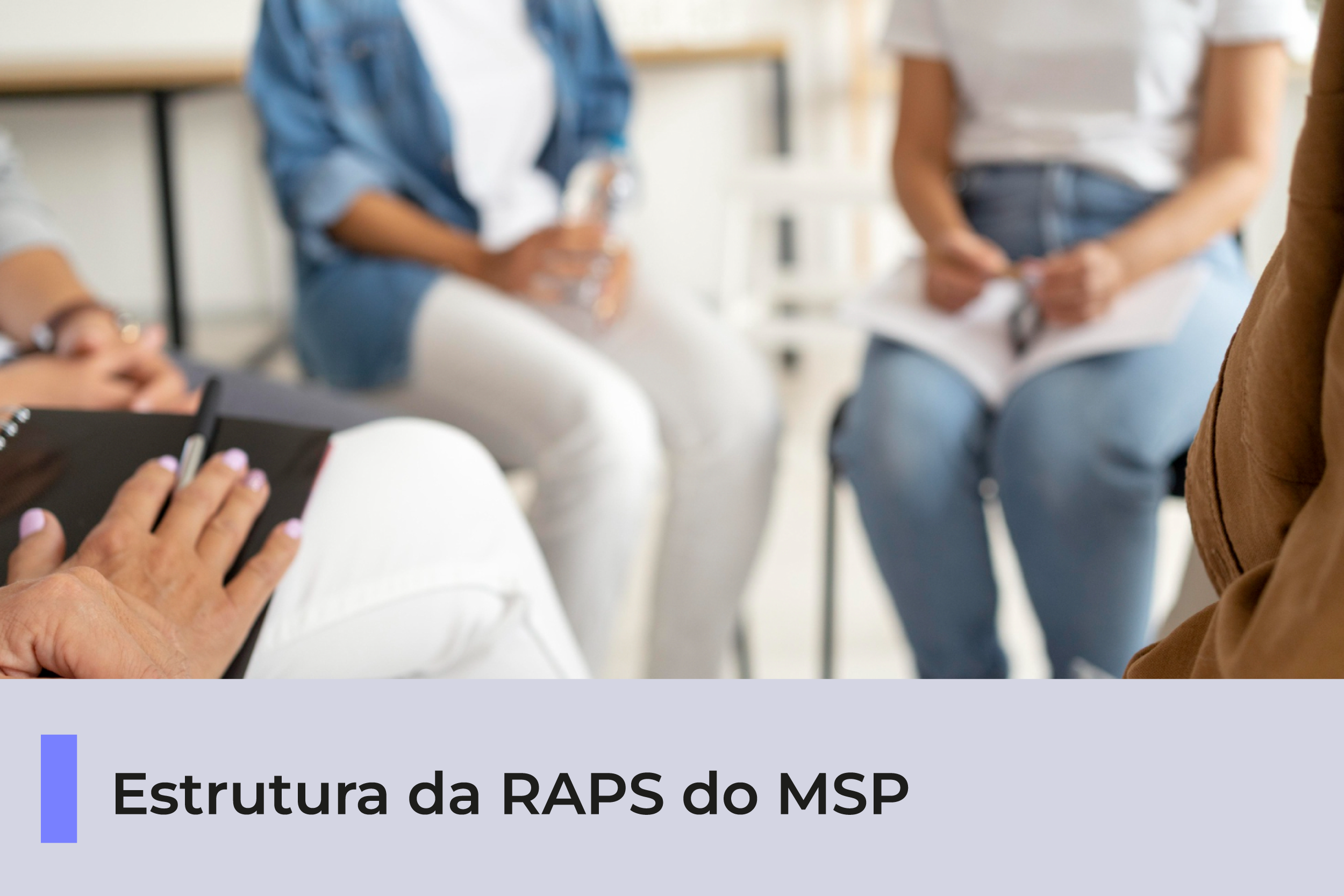 A imagem mostra pessoas sentadas em roda. Abaixo, uma faixa com o texto 