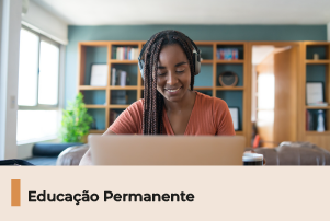 A imagem mostra uma mulher negra, usando fones de ouvido enquanto acessa um computador. Abaixo, uma faixa com o texto 